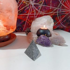 Pirámide Pequeña 3 lados Orgonita Electronite