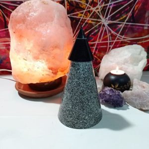 Orgonita Pirámide Cono con punta de Magnetita