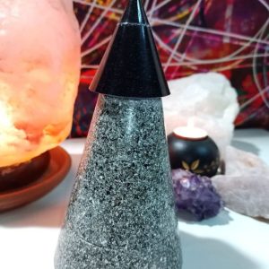 Orgonita Pirámide Cono con punta de Magnetita