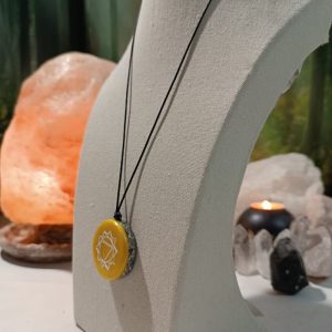 Colgante o llavero Orgonita electronite Chakra Plexo Solar formato Semicírculo