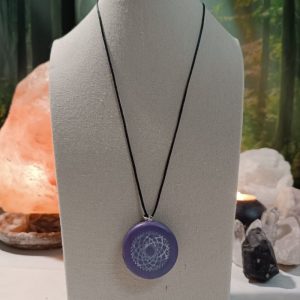 Colgante o llavero orgonita electronite Chakra Corona formato Semicirculo