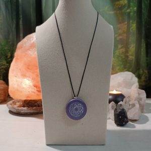 Colgante o llavero orgonita electronite Chakra Corona formato Semicirculo