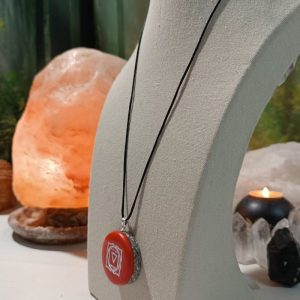 Colgante o llavero Orgonite electronite Chakra Raiz formato Semicírculo