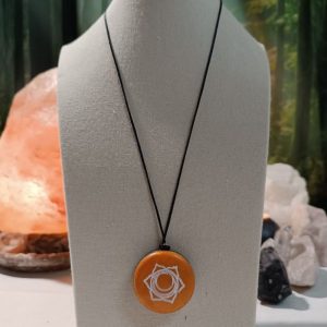 Colgante o llavero Orgonita Electronite Chakra Sacro formato Semicírculo