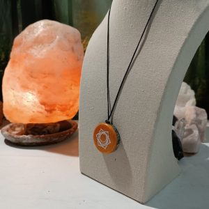 Colgante o llavero Orgonita Electronite Chakra Sacro formato Semicírculo