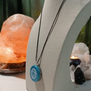 Colgante o llavero Orgonita electronite Chakra de Garganta formato Semicirculo