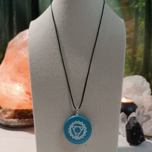 Colgante o llavero Orgonita electronite Chakra de Garganta formato Semicirculo