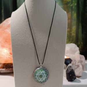 Colgante o llavero Orgonita electronite Chakra Corazón o Cardíaco formato Semiesfera