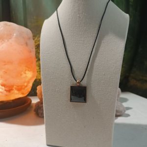 Colgante de Shungita y cordón de seda