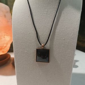 Colgante de Shungita y cordón de seda