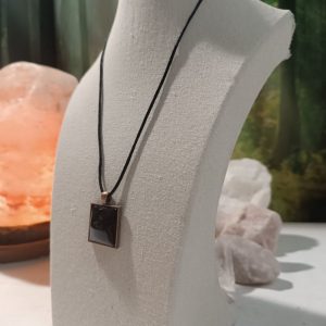 Colgante de Shungita y cordón de seda