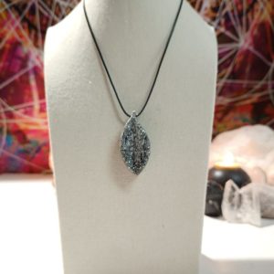 Colgante forma hoja alargada pico orgonita electronite