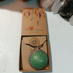 Colgante o llavero Orgonita electronite Chakra Corazón o Cardíaco formato Semiesfera