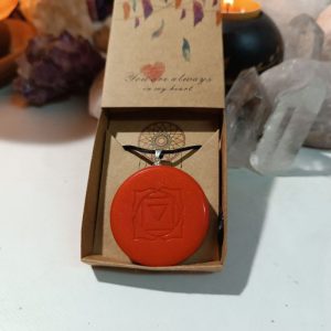 Colgante o llavero Orgonite electronite Chakra Raiz formato Semicírculo