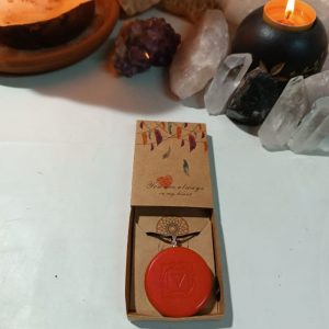 Colgante o llavero Orgonite electronite Chakra Raiz formato Semicírculo