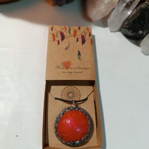 Colgante o llavero Orgonita electronite Chakra Raíz formato Semiesfera