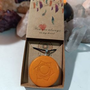 Colgante o llavero Orgonita Electronite Chakra Sacro formato Semicírculo